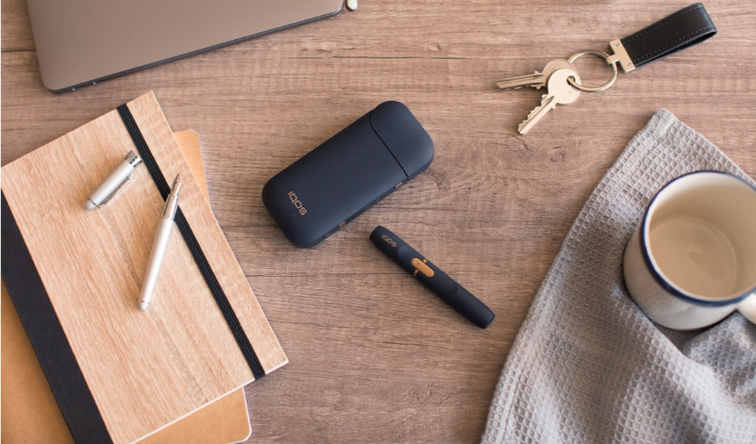 Kit IQOS 2.4 Plus negro sobre una mesa de trabajo