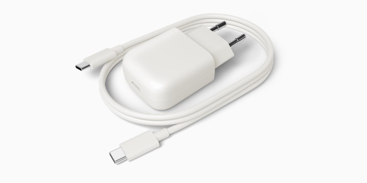 Un adaptador de CA y un cable de carga. 