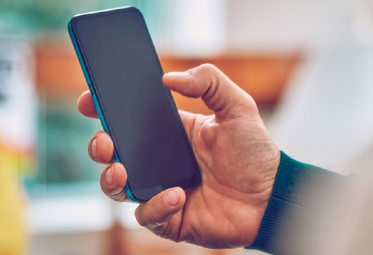 Un teléfono celular en la mano de una persona