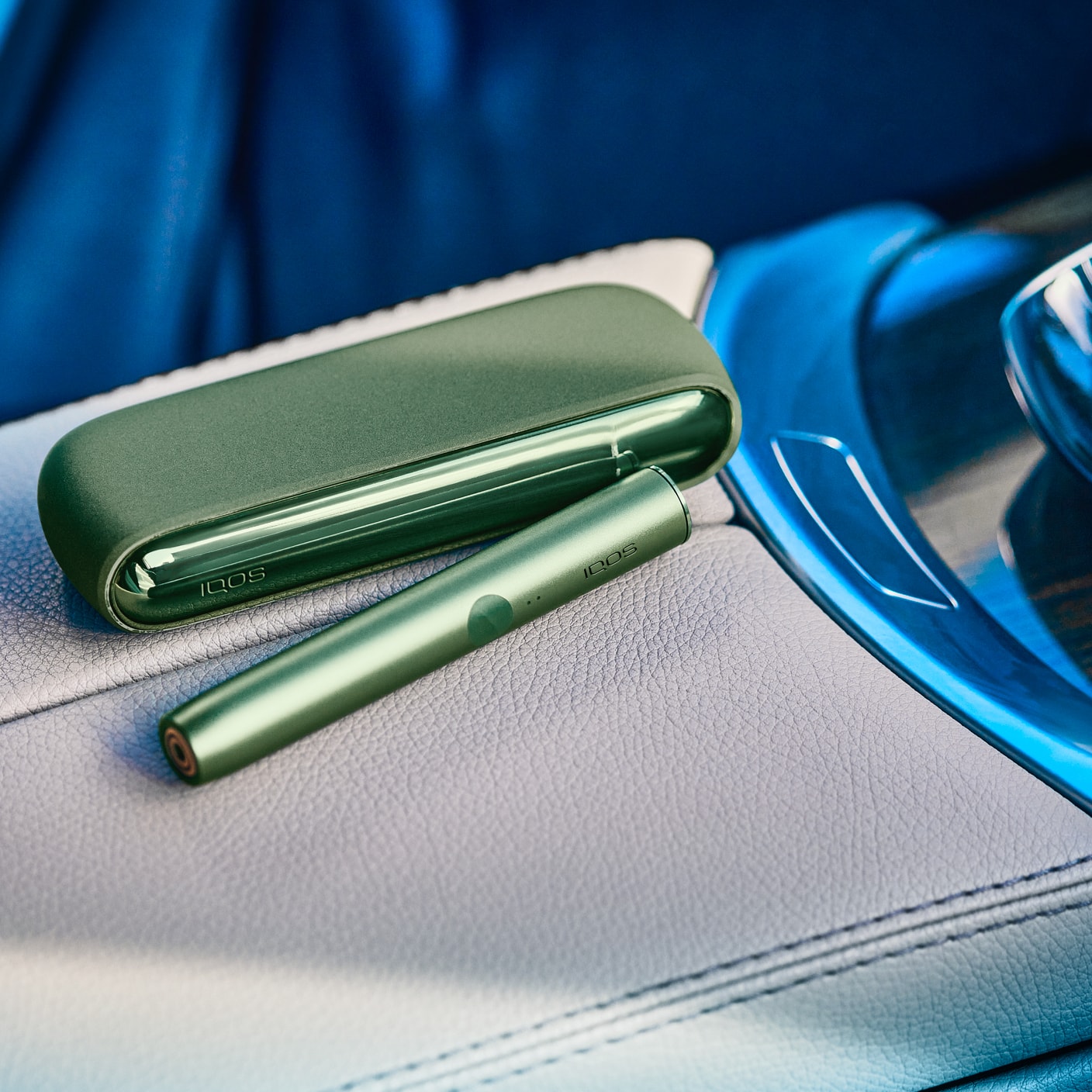 Un dispositivo IQOS ILUMA y su estuche.